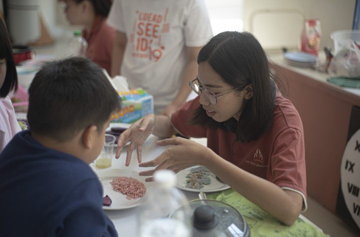 Science show “เส้นบะหมี่ สีเขียว สีชมพู”