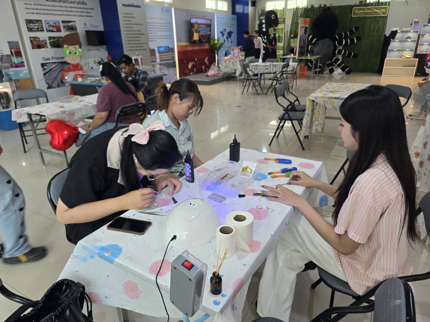 ผู้เข้าร่วมถือช่อดอกไม้ Photo Booth